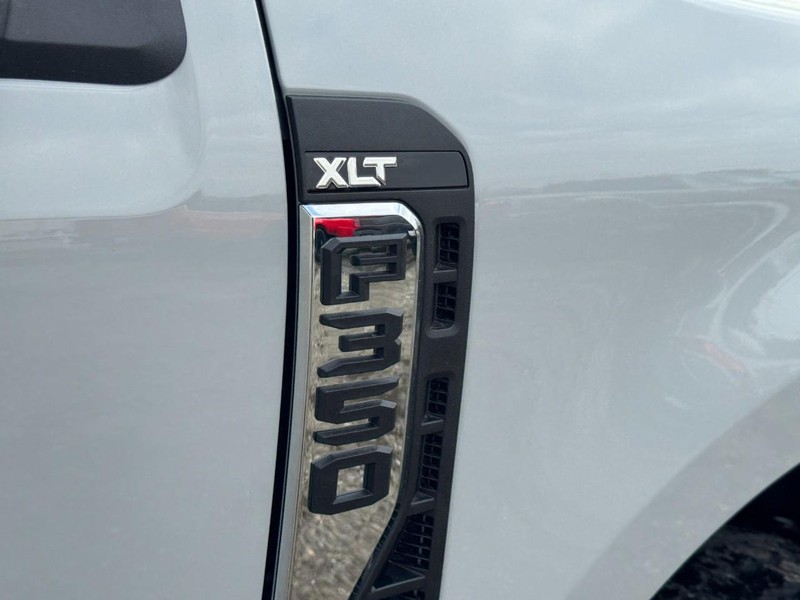 Ford Super Duty F-350 SRW Vehicle Image 12