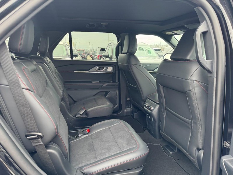 Ford Explorer Vehicle Full-screen Gallery Image 6