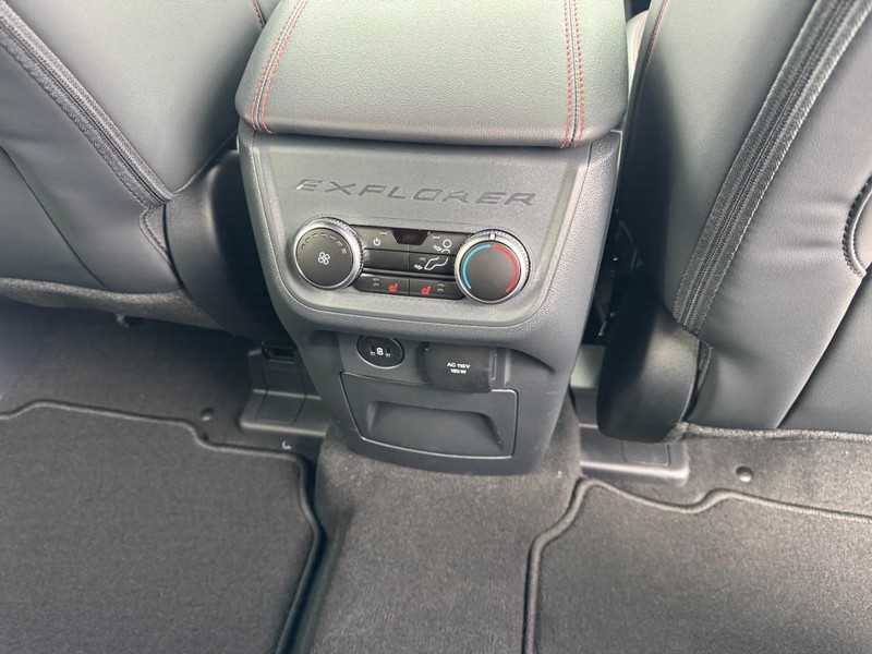 Ford Explorer Vehicle Full-screen Gallery Image 12