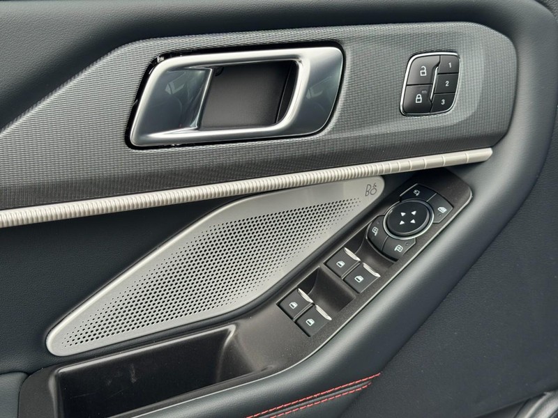 Ford Explorer Vehicle Full-screen Gallery Image 13