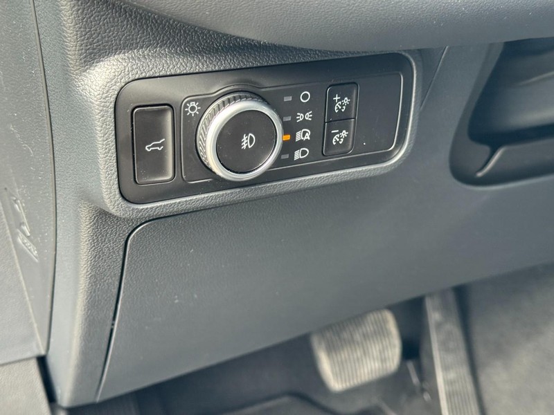 Ford Explorer Vehicle Full-screen Gallery Image 16