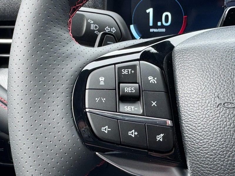 Ford Explorer Vehicle Full-screen Gallery Image 17