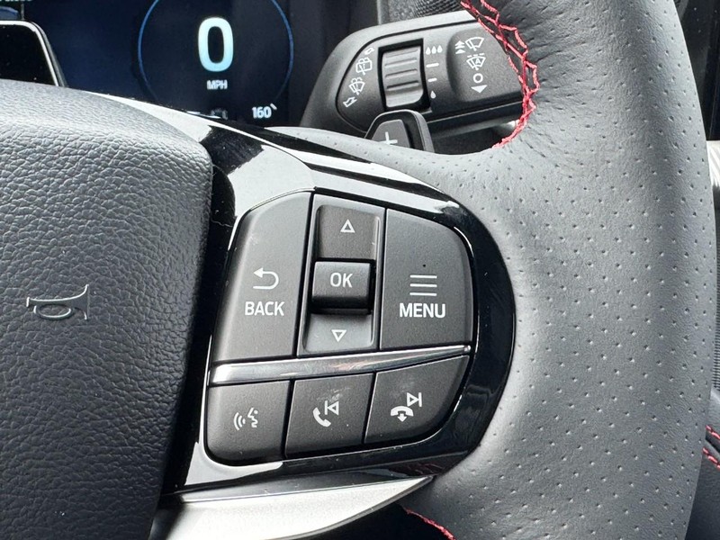 Ford Explorer Vehicle Full-screen Gallery Image 18