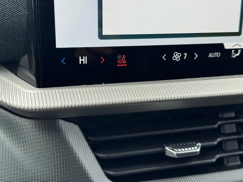 Ford Explorer Vehicle Full-screen Gallery Image 19