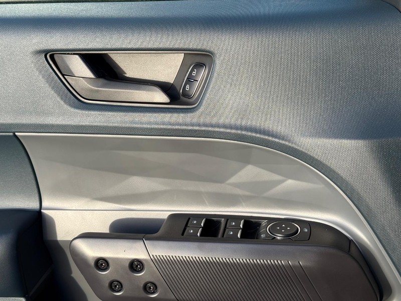 Ford Maverick Vehicle Image 18