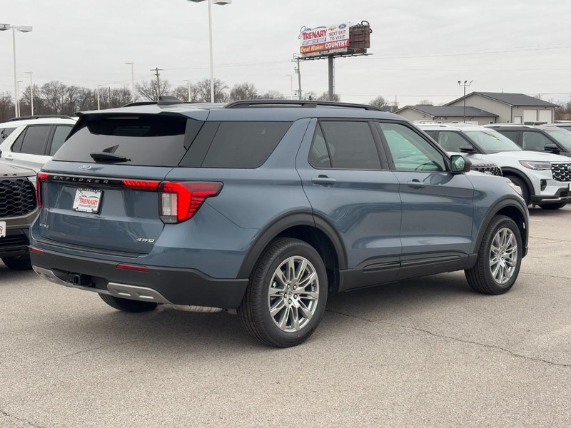 Ford Explorer Vehicle Full-screen Gallery Image 3