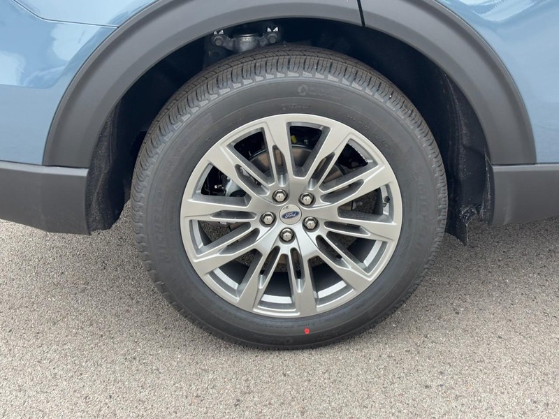 Ford Explorer Vehicle Full-screen Gallery Image 4