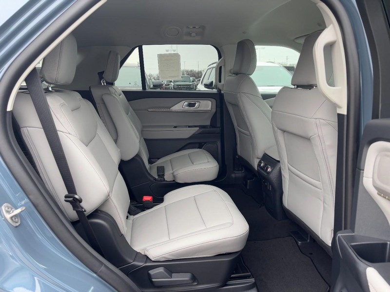 Ford Explorer Vehicle Full-screen Gallery Image 5