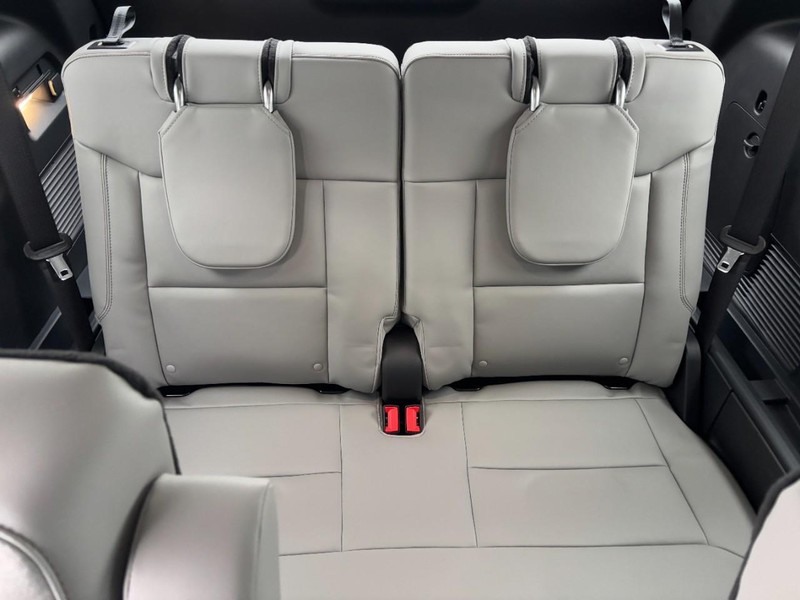 Ford Explorer Vehicle Full-screen Gallery Image 6