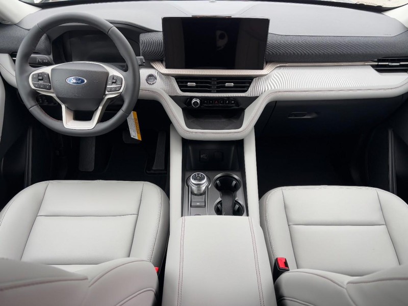 Ford Explorer Vehicle Full-screen Gallery Image 7