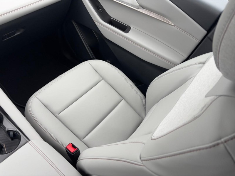 Ford Explorer Vehicle Full-screen Gallery Image 10