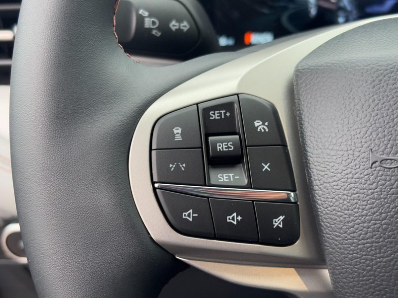 Ford Explorer Vehicle Full-screen Gallery Image 12