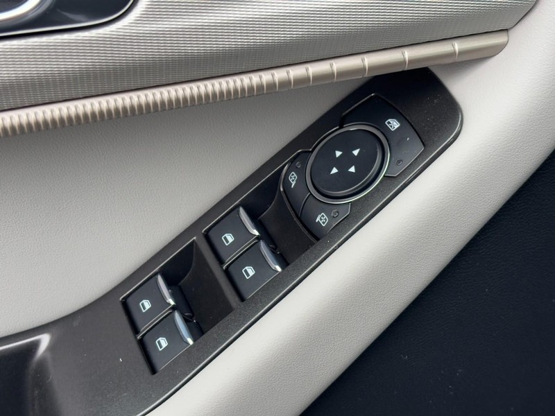 Ford Explorer Vehicle Full-screen Gallery Image 18