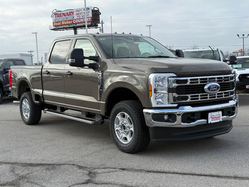 Ford Super Duty F-350 SRW Vehicle Full-screen Gallery Image 2