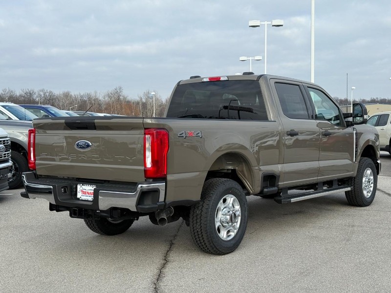 Ford Super Duty F-350 SRW Vehicle Full-screen Gallery Image 3