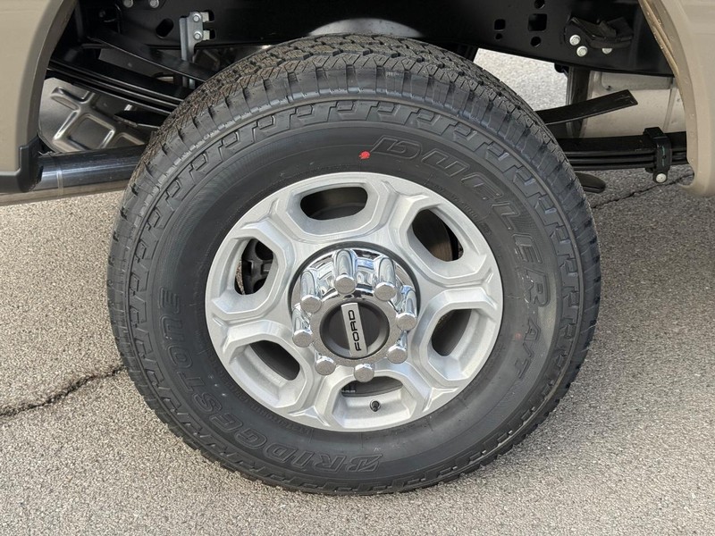 Ford Super Duty F-350 SRW Vehicle Full-screen Gallery Image 4