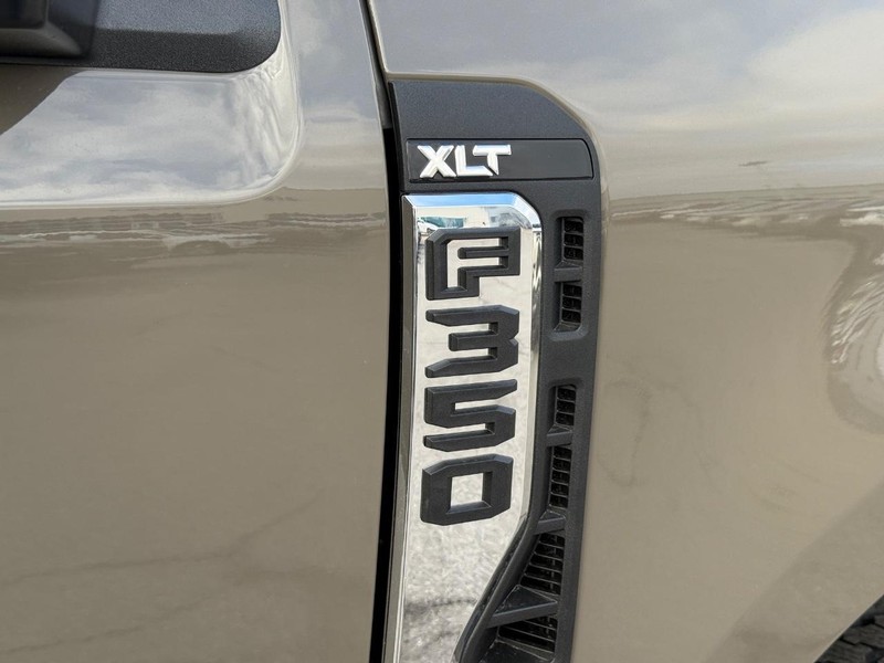 Ford Super Duty F-350 SRW Vehicle Full-screen Gallery Image 5