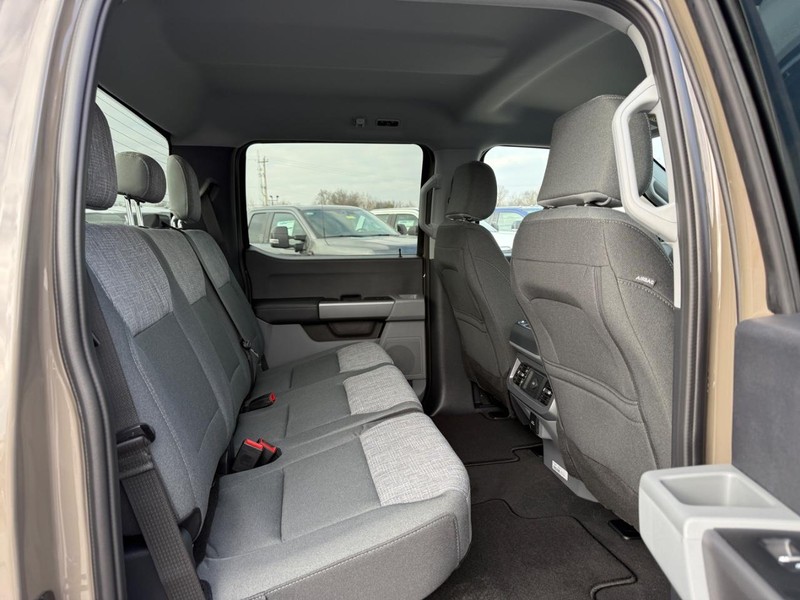 Ford Super Duty F-350 SRW Vehicle Full-screen Gallery Image 6