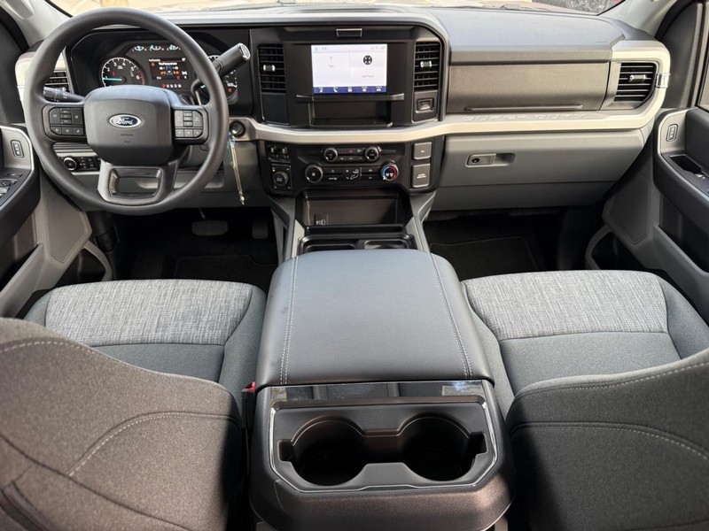 Ford Super Duty F-350 SRW Vehicle Full-screen Gallery Image 7