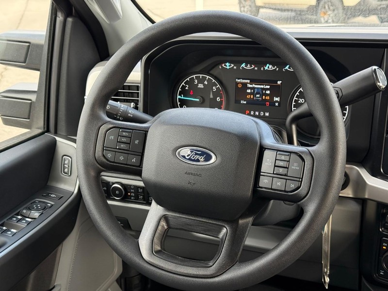 Ford Super Duty F-350 SRW Vehicle Full-screen Gallery Image 8