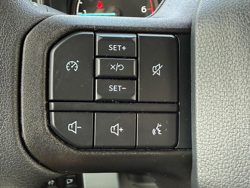 Ford Super Duty F-350 SRW Vehicle Full-screen Gallery Image 9