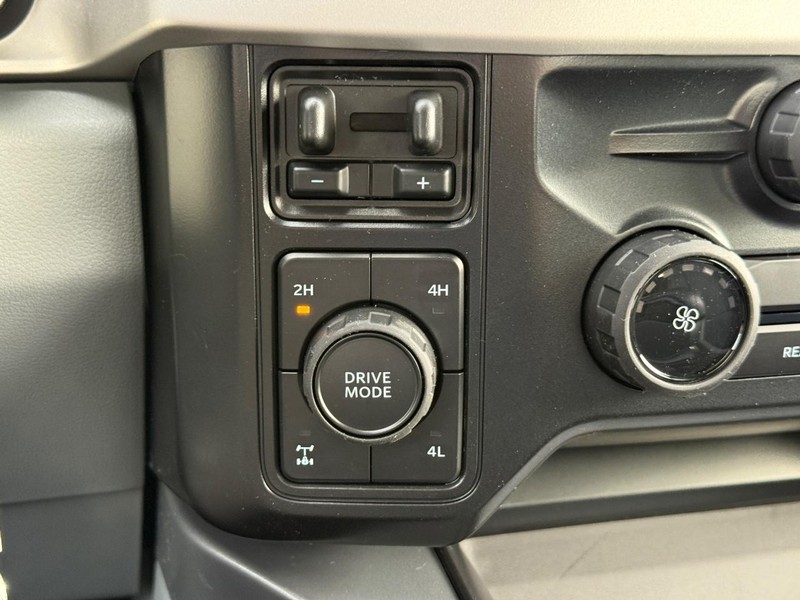 Ford Super Duty F-350 SRW Vehicle Full-screen Gallery Image 12