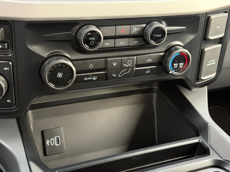 Ford Super Duty F-350 SRW Vehicle Full-screen Gallery Image 13