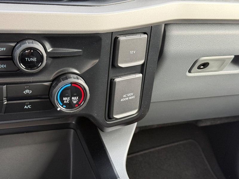 Ford Super Duty F-350 SRW Vehicle Full-screen Gallery Image 14