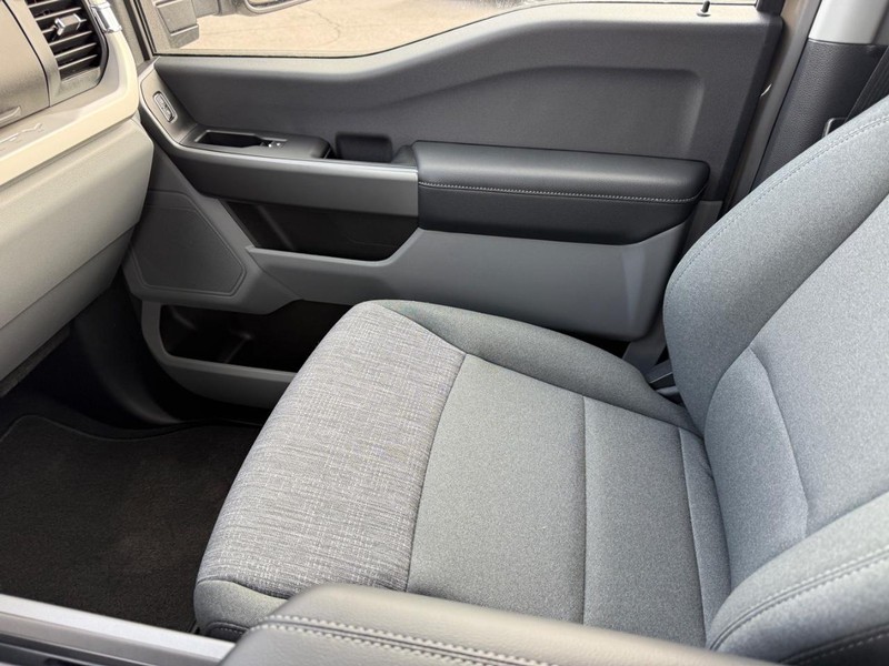 Ford Super Duty F-350 SRW Vehicle Full-screen Gallery Image 15