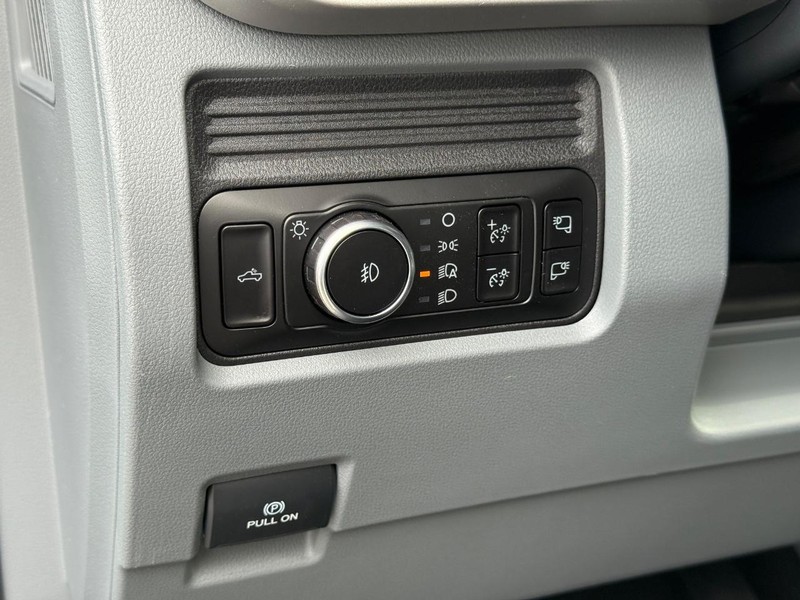 Ford Super Duty F-350 SRW Vehicle Full-screen Gallery Image 16