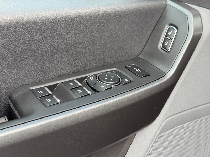 Ford Super Duty F-350 SRW Vehicle Full-screen Gallery Image 17