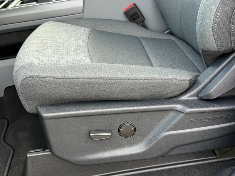 Ford Super Duty F-350 SRW Vehicle Full-screen Gallery Image 18