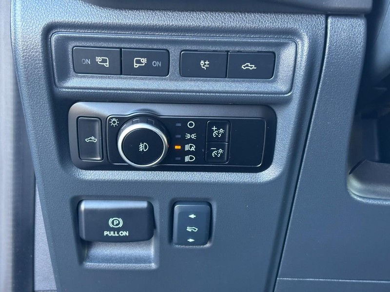 Ford F-150 Vehicle Full-screen Gallery Image 15