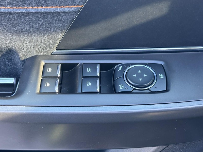 Ford F-150 Vehicle Full-screen Gallery Image 23