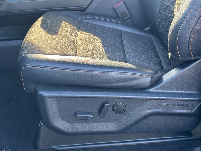 Ford F-150 Vehicle Full-screen Gallery Image 25