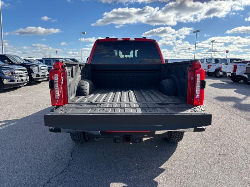 Ford Super Duty F-350 SRW Vehicle Full-screen Gallery Image 4