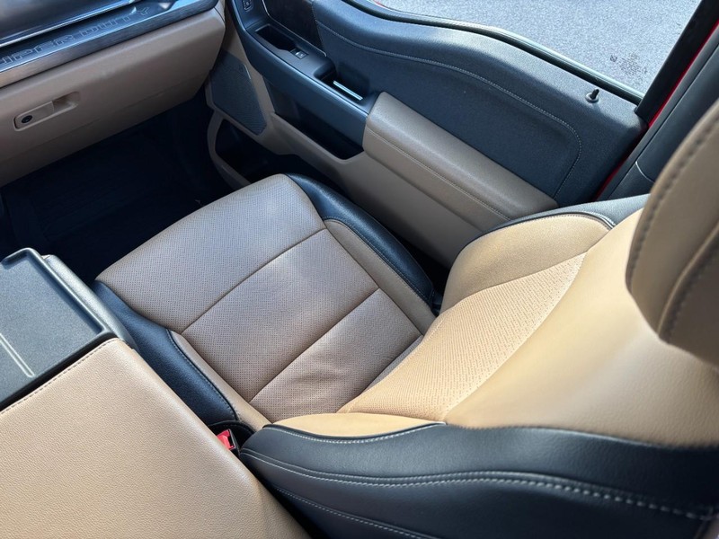 Ford Super Duty F-350 SRW Vehicle Full-screen Gallery Image 15