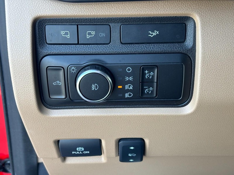 Ford Super Duty F-350 SRW Vehicle Full-screen Gallery Image 16