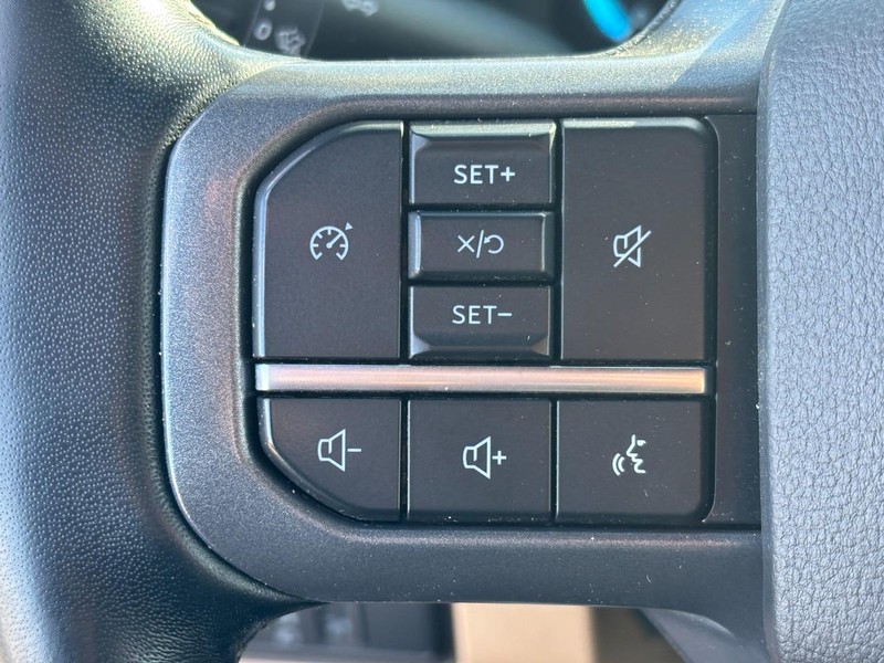 Ford Super Duty F-350 SRW Vehicle Full-screen Gallery Image 17