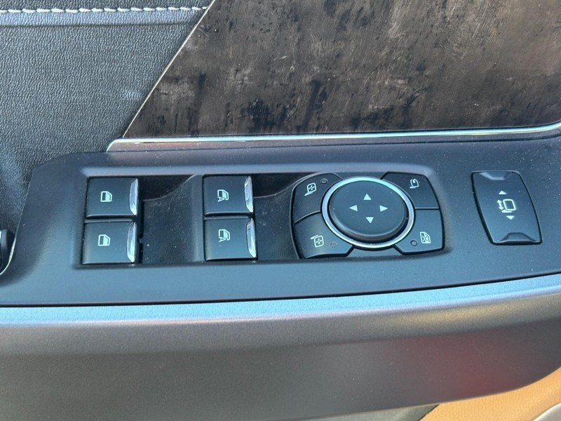 Ford Super Duty F-350 SRW Vehicle Full-screen Gallery Image 24