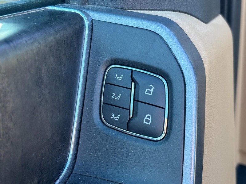 Ford Super Duty F-350 SRW Vehicle Full-screen Gallery Image 25