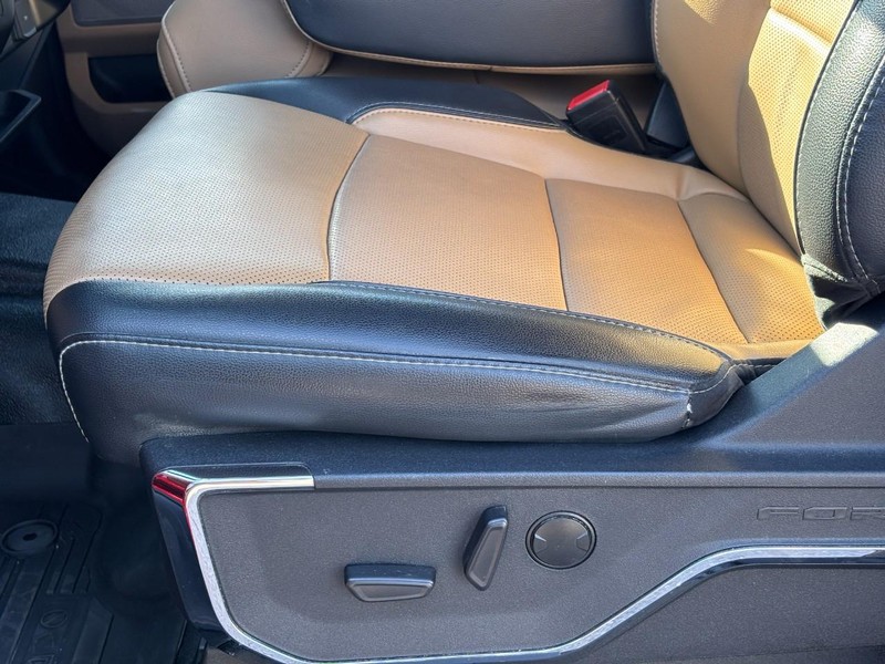 Ford Super Duty F-350 SRW Vehicle Full-screen Gallery Image 26