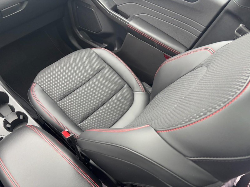 Ford Escape Vehicle Full-screen Gallery Image 9