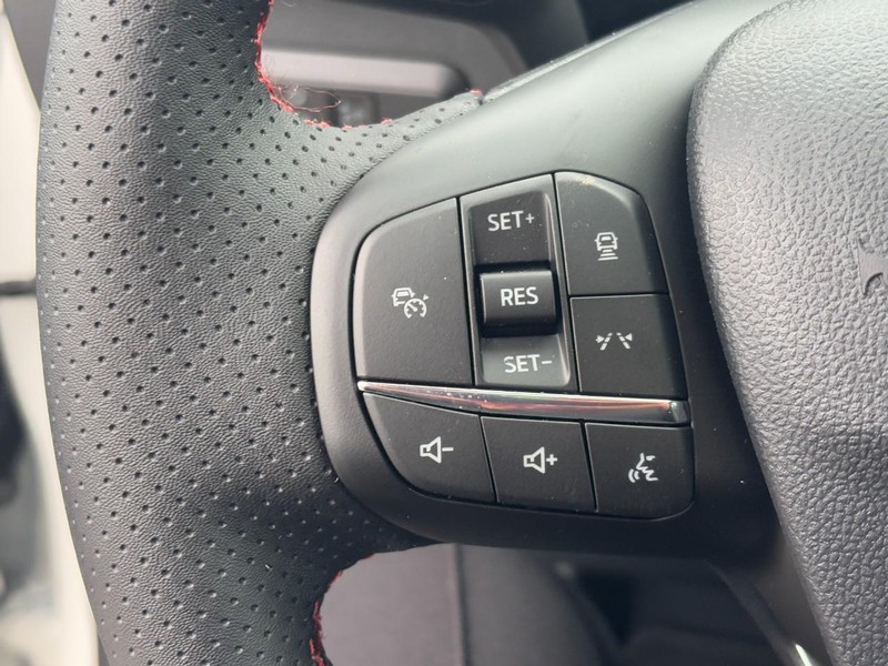 Ford Escape Vehicle Full-screen Gallery Image 11