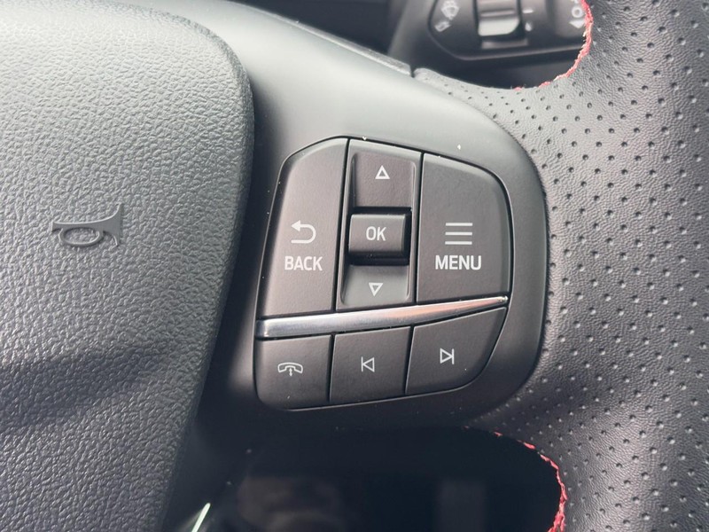 Ford Escape Vehicle Full-screen Gallery Image 12