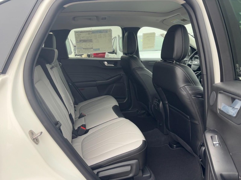 Ford Escape Vehicle Full-screen Gallery Image 5