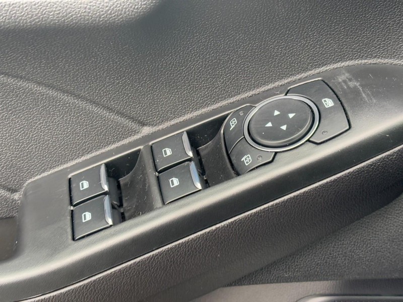 Ford Escape Vehicle Full-screen Gallery Image 17