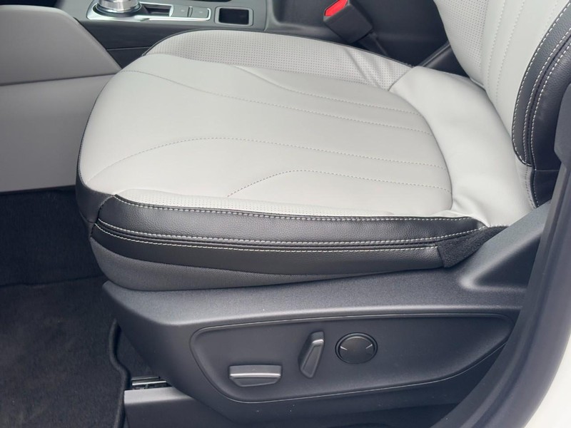 Ford Escape Vehicle Full-screen Gallery Image 18