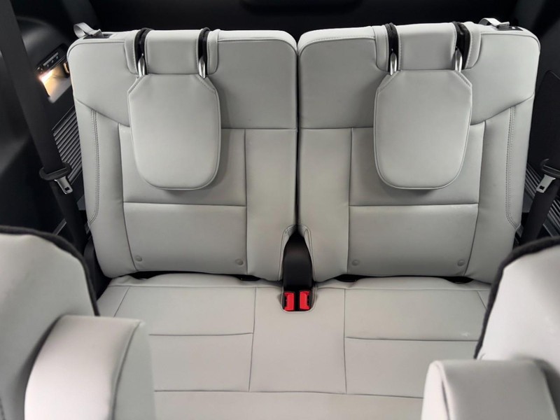 Ford Explorer Vehicle Full-screen Gallery Image 6