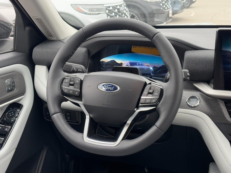 Ford Explorer Vehicle Full-screen Gallery Image 8